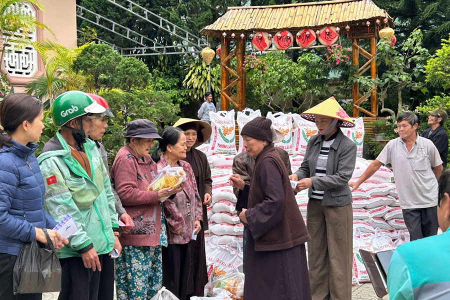 Mùa Phật đản: Khi lòng từ bi nở ra từ những việc thiện lặng thầm
