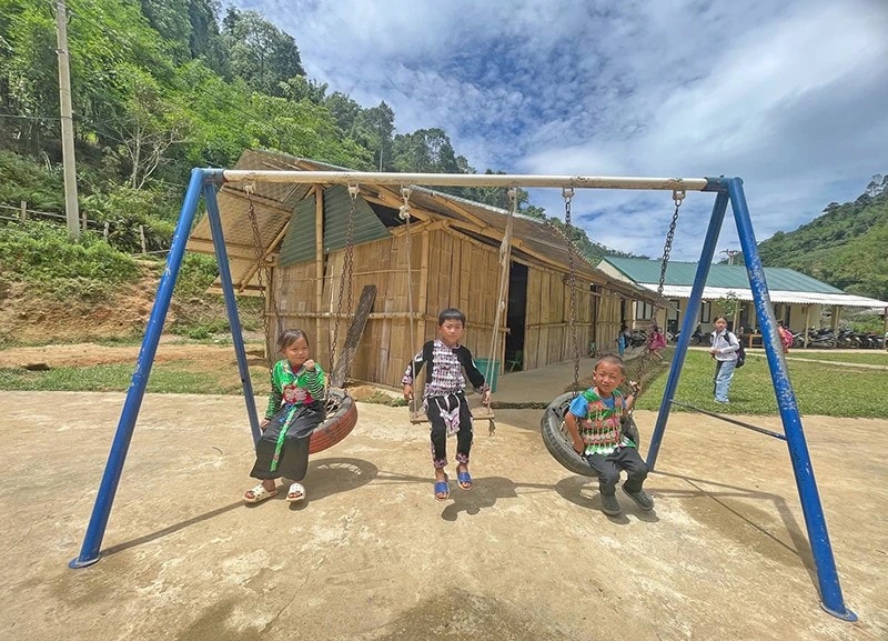 Trăn trở sân chơi cho trẻ em miền núi