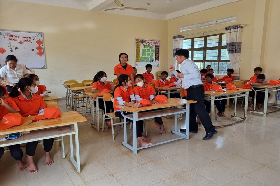 Trang bị kiến thức cơ bản về bình đẳng giới cho già làng, trưởng bản, Người có uy tín