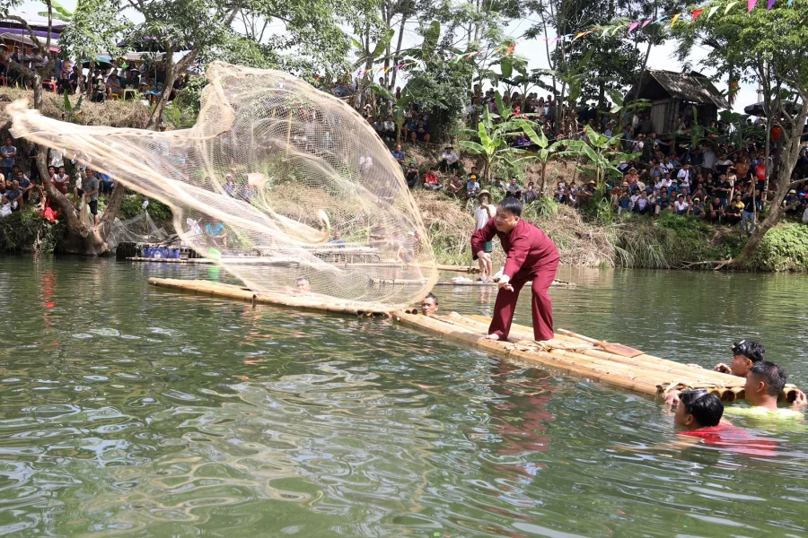 Độc đáo lễ hội cả cộng đồng người Mường xuống suối đánh cá