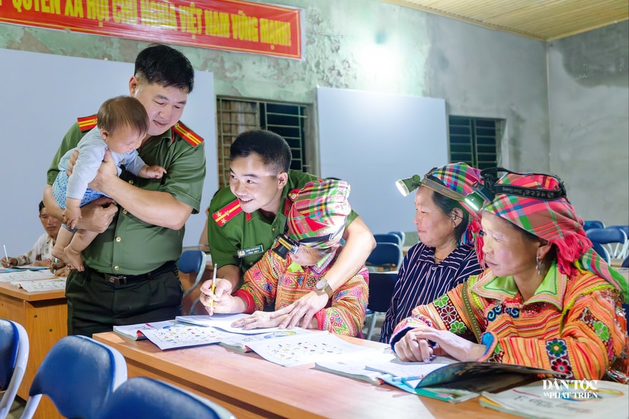 Trên đỉnh Tây Côn Lĩnh - Con chữ sáng qua từng nhịp bước
