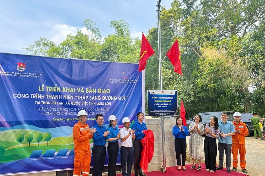 Thắp sáng đường biên, chắp cánh ước mơ cho trẻ em vùng cao