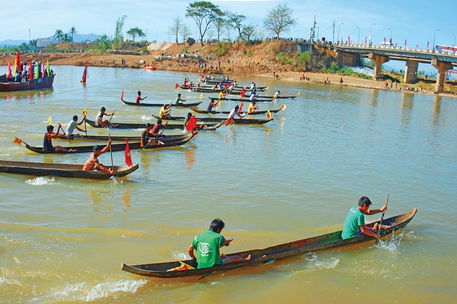 Thuyền độc mộc - Nét văn hóa của đồng bào Tây Nguyên