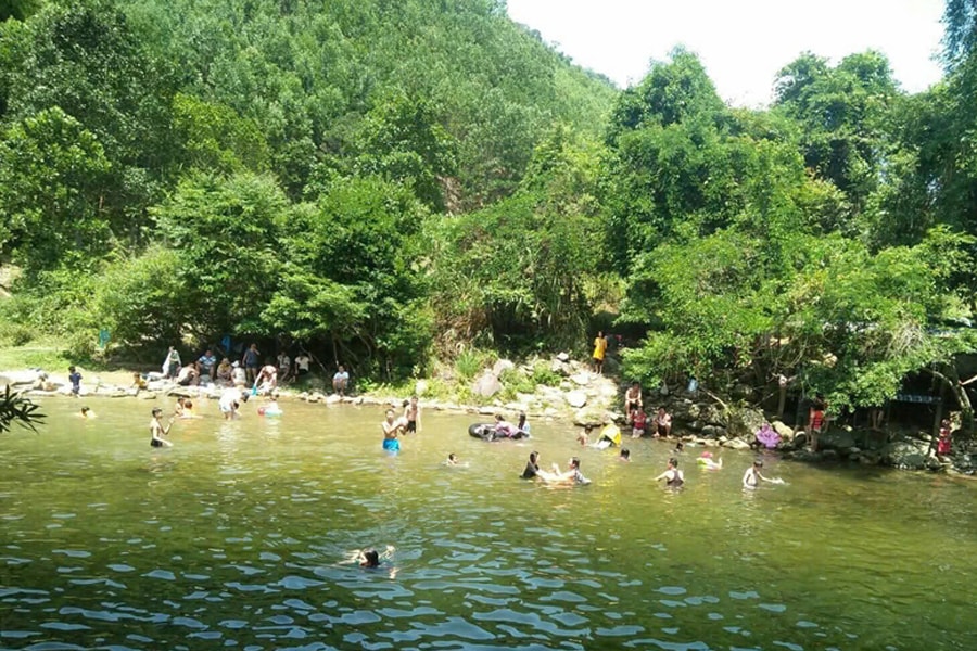 Hồ Thượng Liu và giấc mơ bên dòng suối A Lin