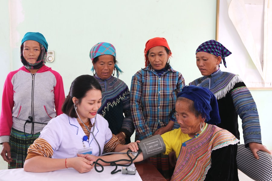 Dịch vụ y tế “vượt núi” về bản