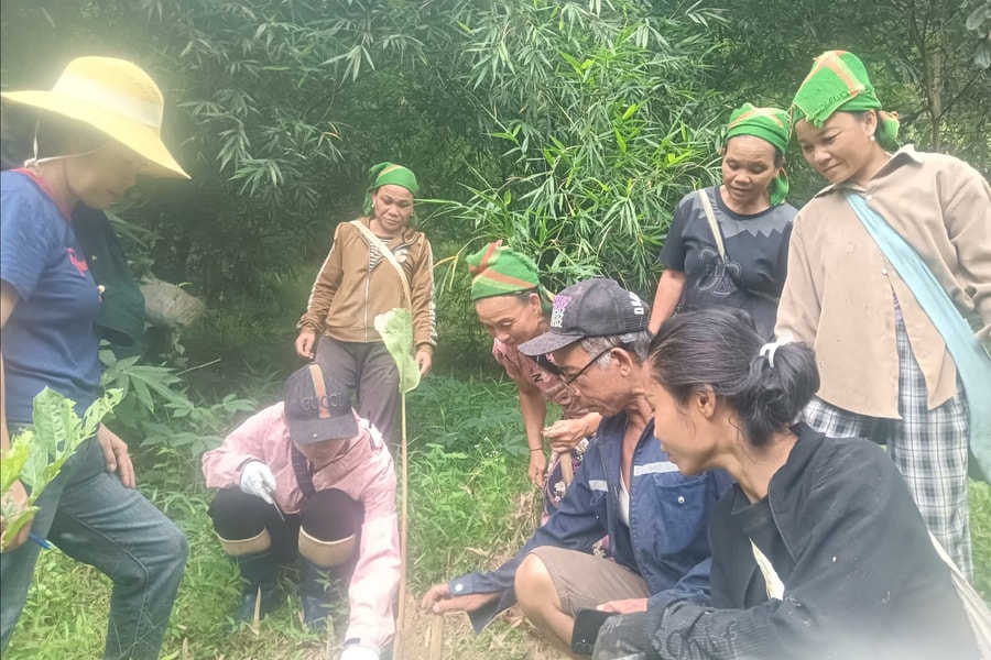 Cán bộ mang cơm nắm bám bản, đưa chính quyền đến gần dân