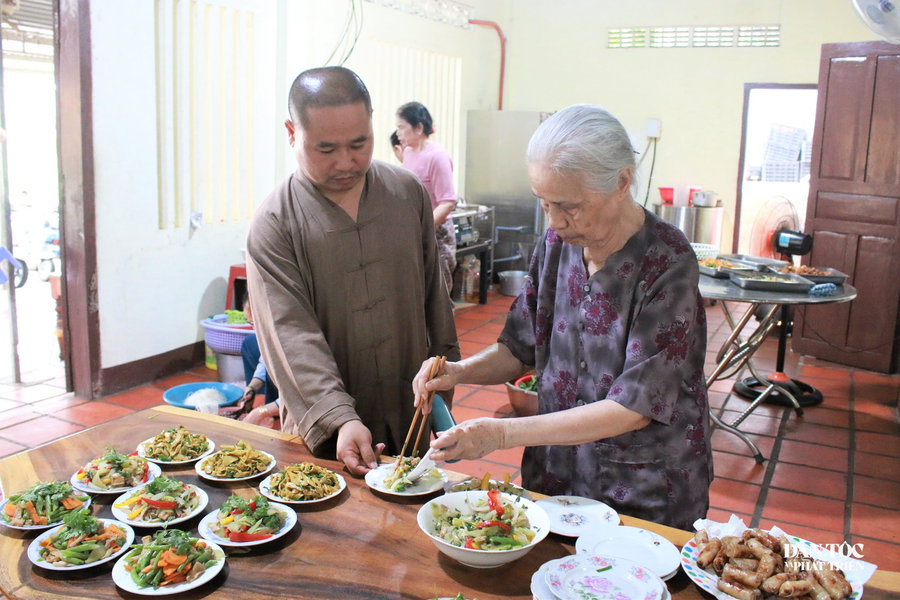 “Bếp cơm 0 đồng” ở ngôi chùa cổ 93 năm tuổi