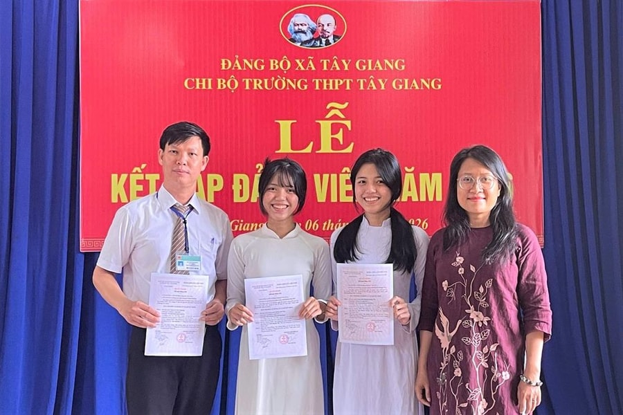 Hai học sinh người Cơ Tu vinh dự đứng vào hàng ngũ của Đảng