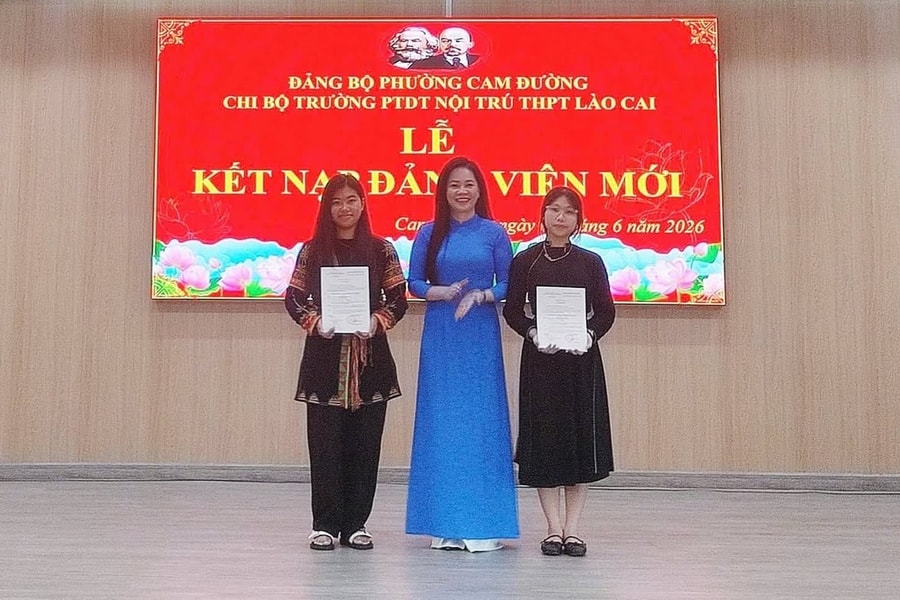 Hai học sinh dân tộc thiểu số được kết nạp Đảng trước ngày thi tốt nghiệp THPT