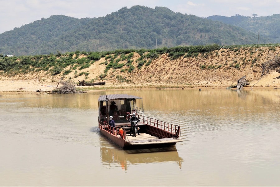 Những chuyến phà chở nặng nỗi lo