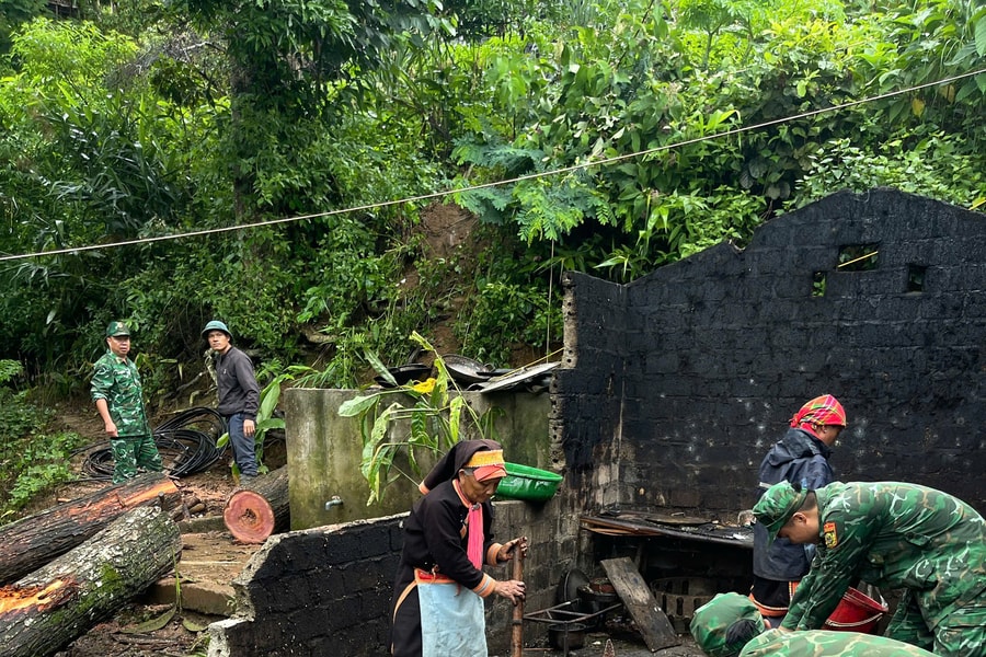 Mưa dông làm cây lớn đổ sập nhà bếp của 1 hộ dân