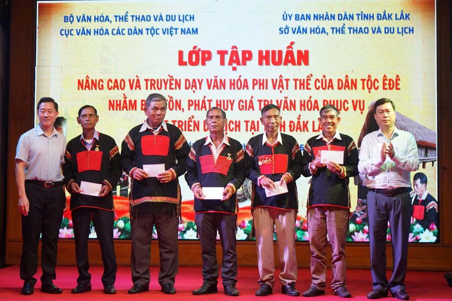 Tiếp sức cho nghệ nhân trao truyền di sản văn hóa Ê Đê