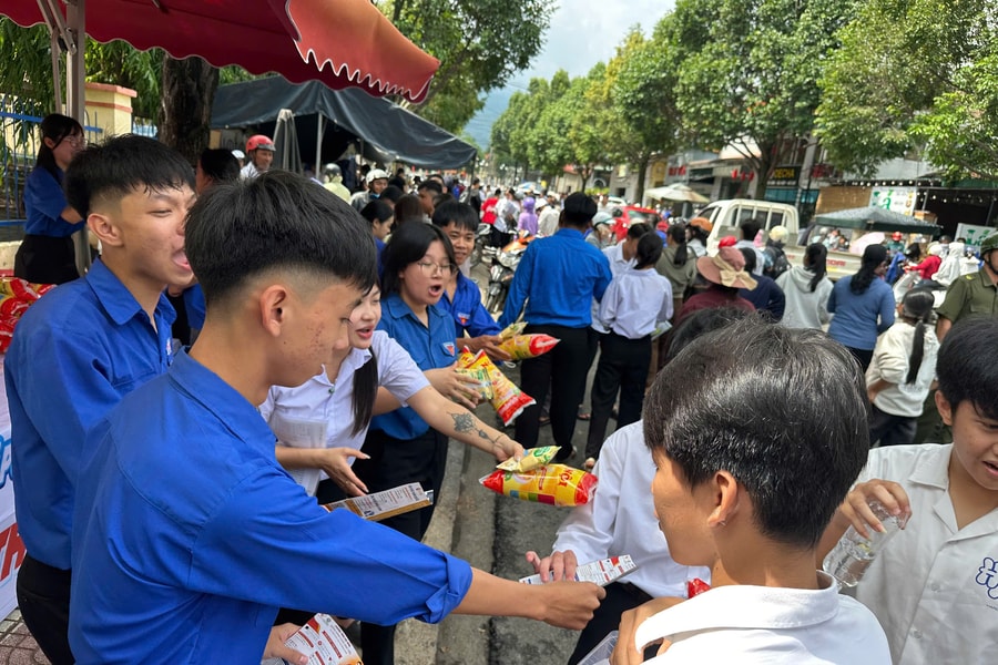 Chuyến xe đặc biệt từ bệnh viện đến phòng thi