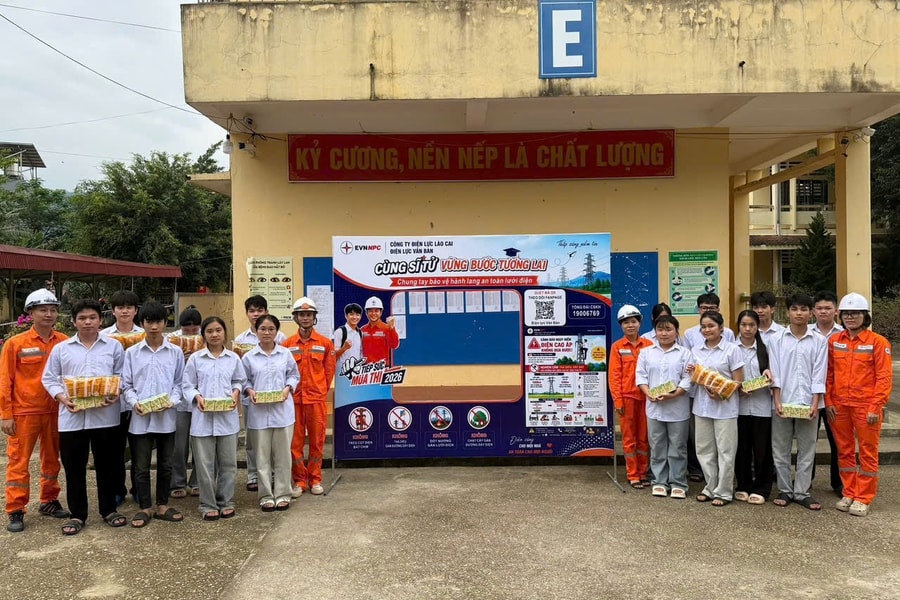 Cán bộ, nhân viên điện lực Lào Cai "tiếp sức" cho thí sinh vùng cao