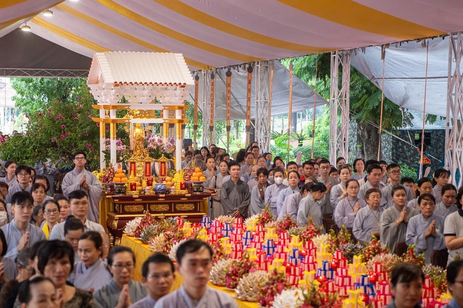 Trang nghiêm lễ cầu siêu liệt sĩ, đồng bào tại công viên Lê Thị Riêng