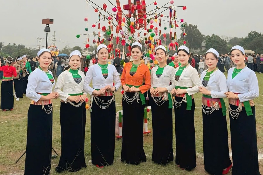 Điều gì đặc biệt ở chiếc khăn trắng đội đầu của phụ nữ Mường?