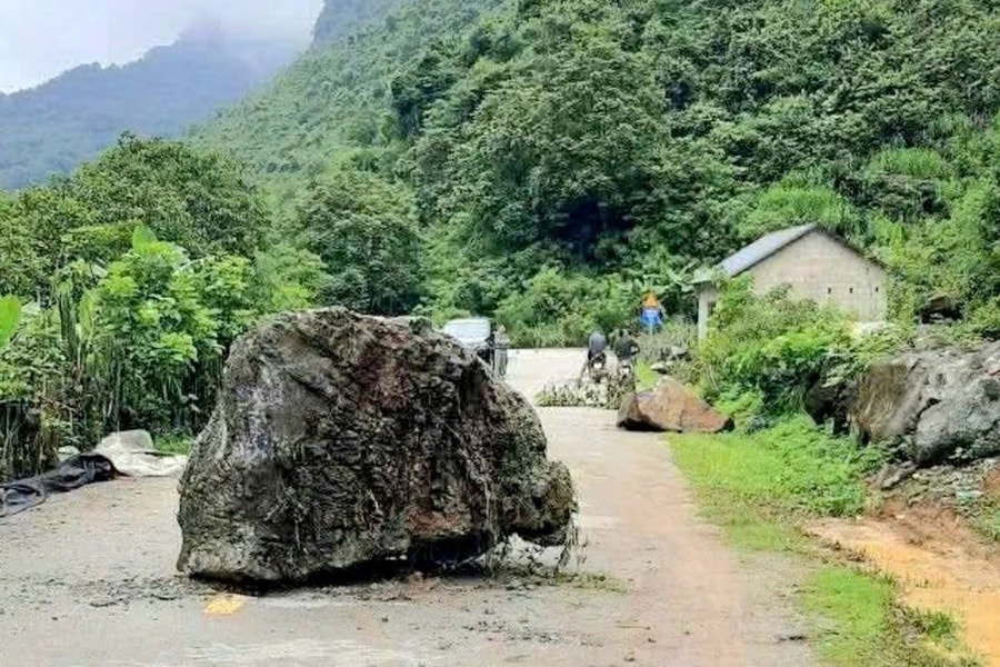 Cao Bằng: Mưa dông gây đá lở đâm vào nhà, 2 người dân mắc kẹt