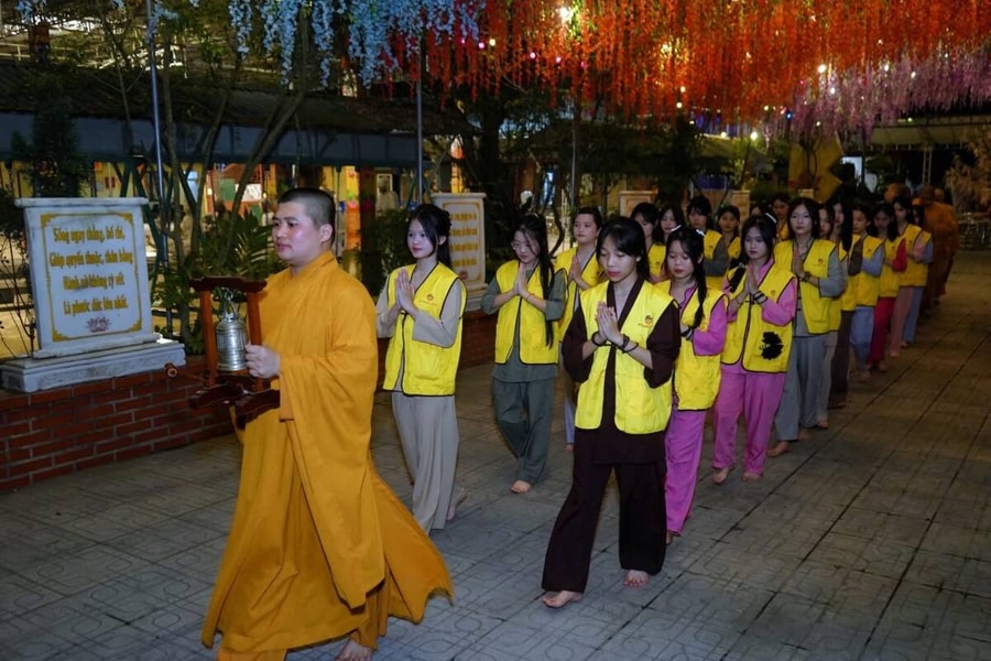 Rời điện thoại, tìm bình an dưới mái chùa ở Nghệ An