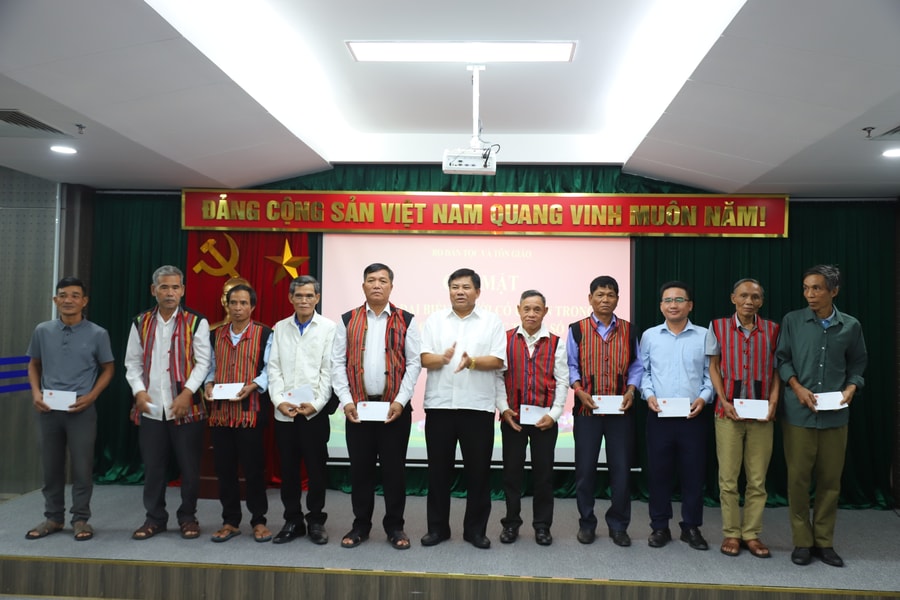 Thứ trưởng Y Thông gặp mặt Người có uy tín tiêu biểu tỉnh Quảng Trị