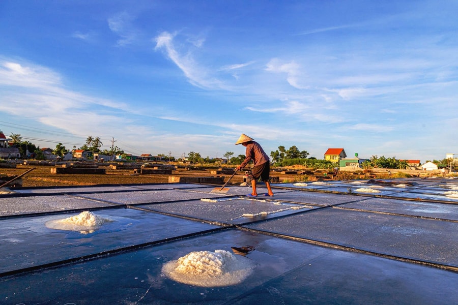 Làng muối Nghĩa Phú kể câu chuyện 5 đời giữ nghề