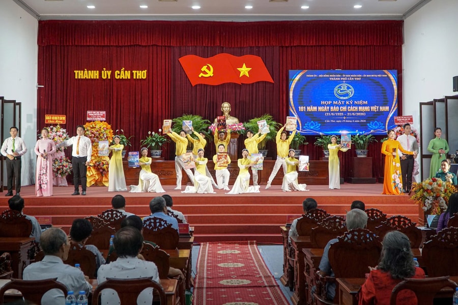 Báo chí đi cùng để tạo đồng thuận, đi trước để mở đường