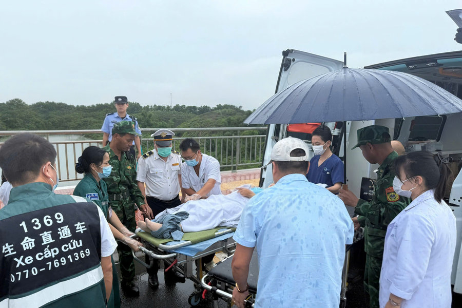 "Chuyến xe sinh mệnh 1369" - Nối sự sống ở hai bên biên giới