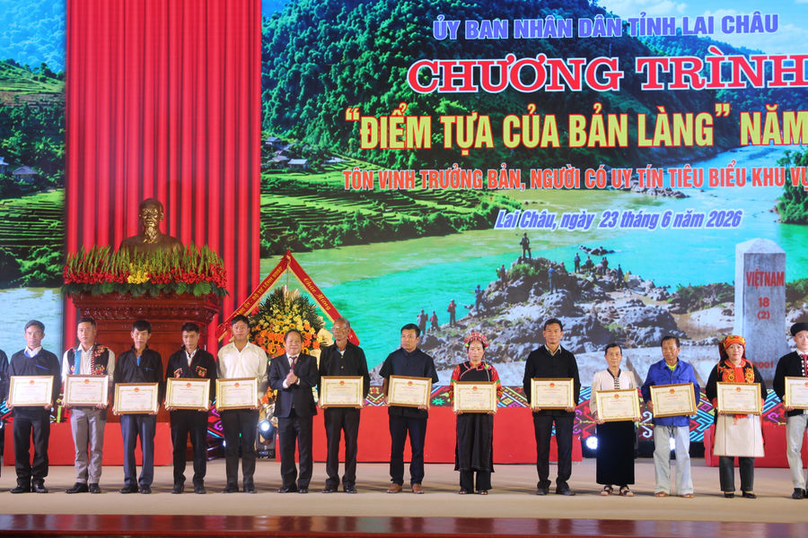 Báo tin, hòa giải, giữ biên: Chuyện của những trưởng bản nơi cực Tây Tổ quốc