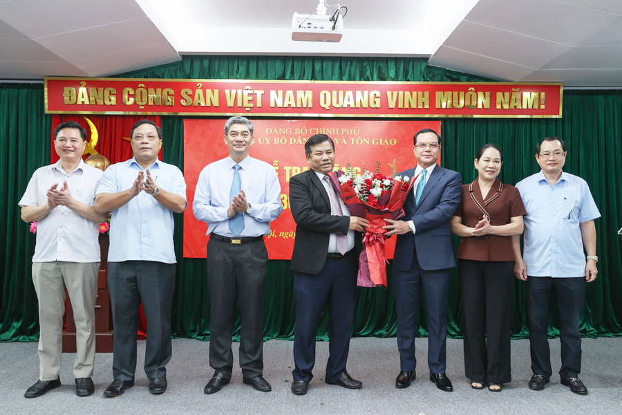Trao Huy hiệu 30 năm tuổi Đảng cho Thứ trưởng Bộ Dân tộc và Tôn giáo Y Thông