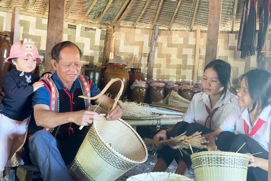 Có gì thú vị từ nếp nhà Mnông giữa rừng biên giới?