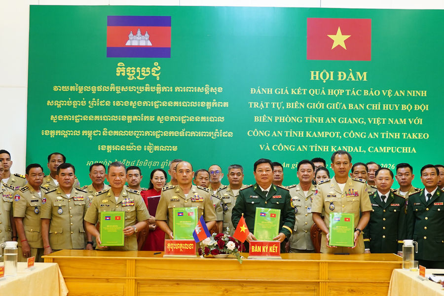 Chung tay giữ bình yên biên giới Tây Nam