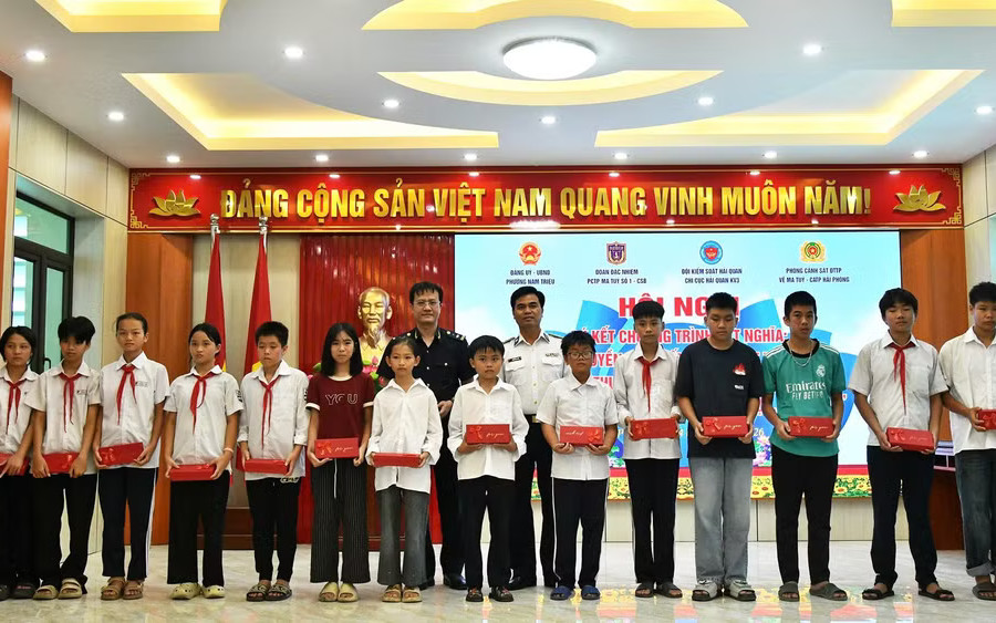 Cảnh sát biển tặng quà con em đồng bào tôn giáo tại Hải Phòng