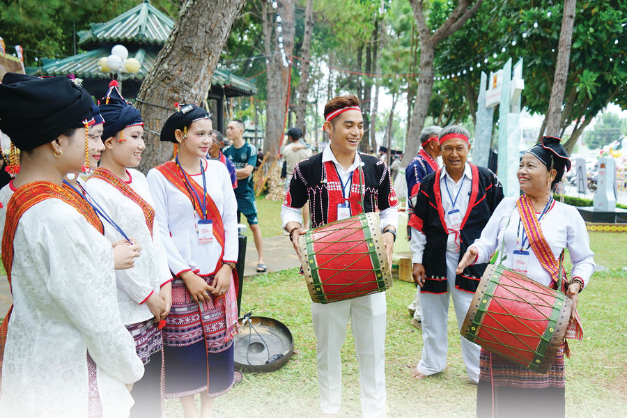 Người phụ nữ đầu tiên đánh trống giao duyên K'toang