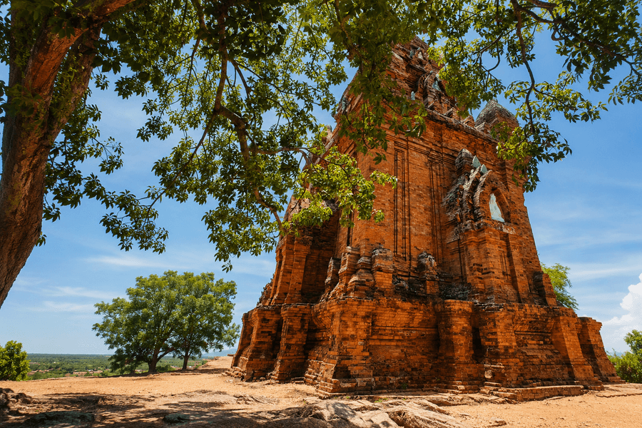 Tháp thiêng "cất cánh"