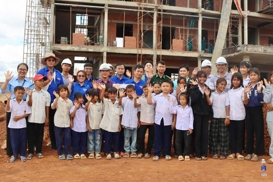 Cùng học sinh DTTS vùng biên giới Ia Mơ đến trường