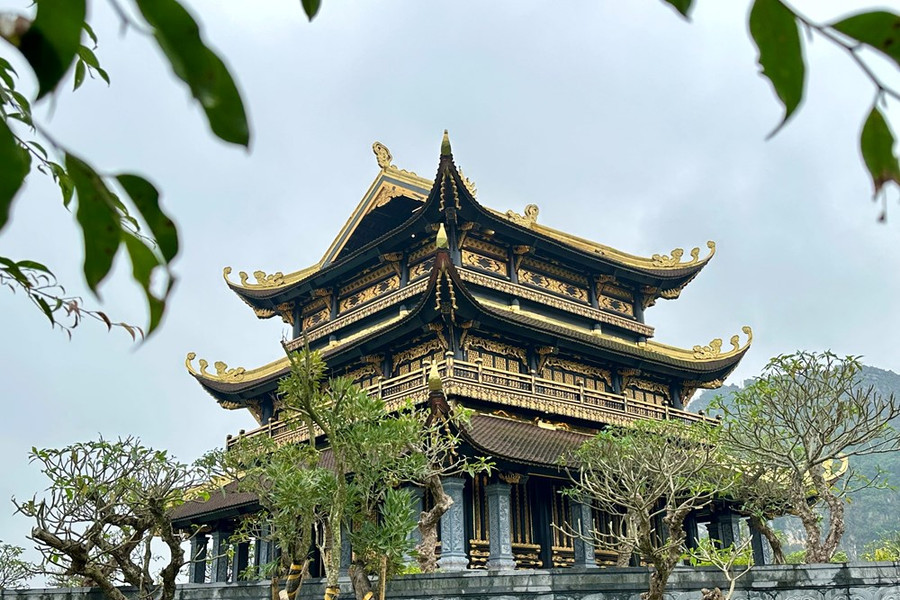 Chiêm ngưỡng ngôi chùa dát vàng hơn một nghìn năm ở Cố đô Hoa Lư