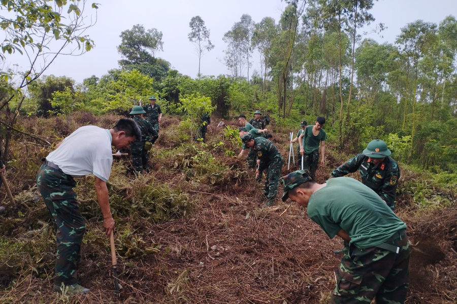 "Ăn trên núi, ngủ trong rừng" tìm đưa các liệt sĩ về với quê hương