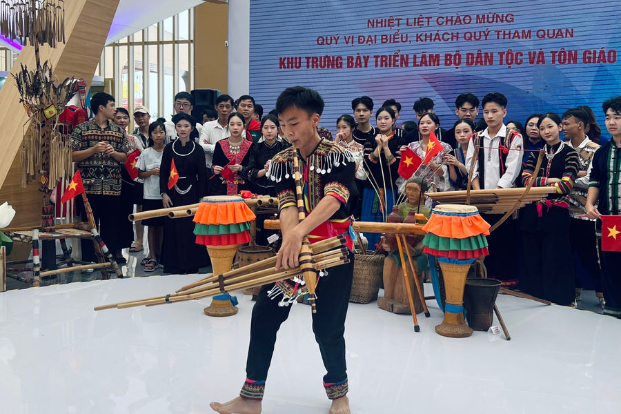 Đám tang người Mông và tiếng khèn tiễn đưa linh hồn về tổ tiên