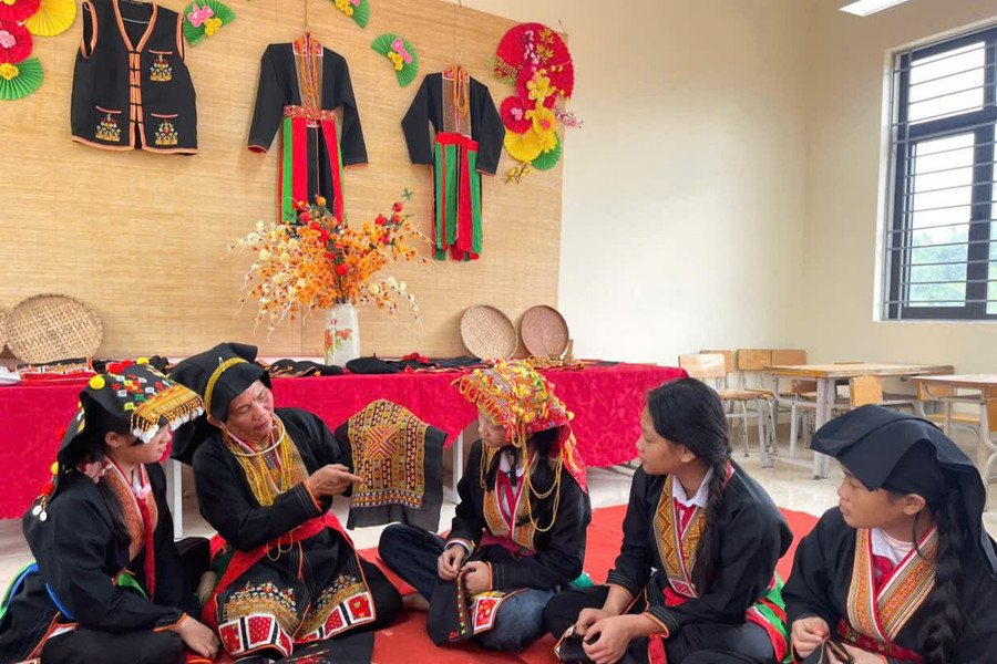Nơi những nếp nhà người Dao: Từ khung thêu đến con đường mới...