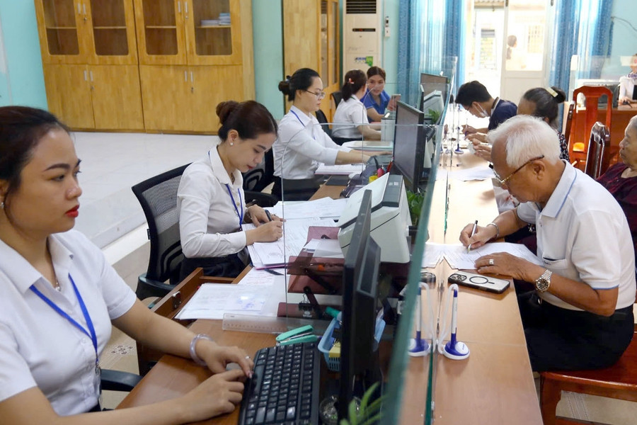 Viên chức cấp tỉnh chuyển về xã có phải chuyển ngạch công chức?