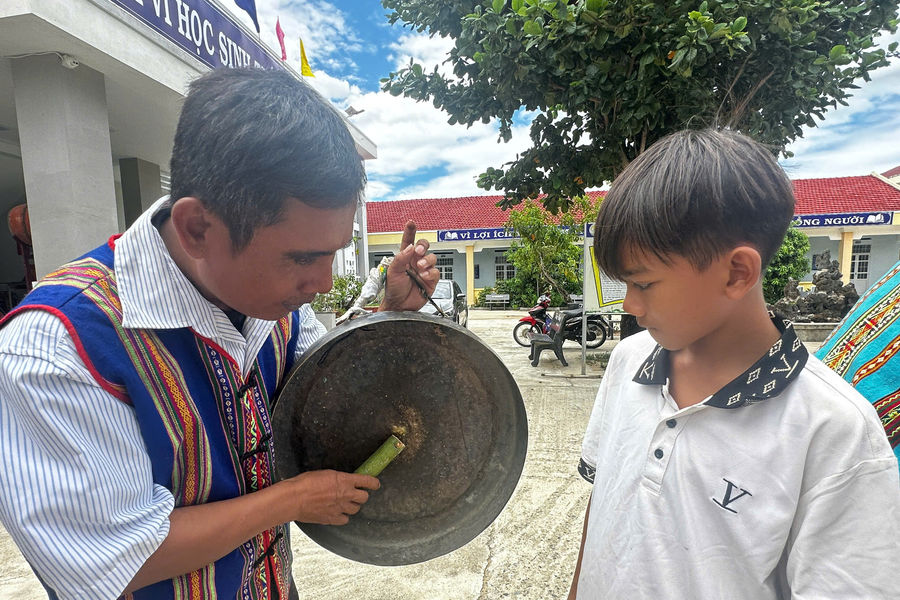 Truyền dạy diễn tấu trống đôi, cồng ba, chiêng năm cho học sinh DTTS