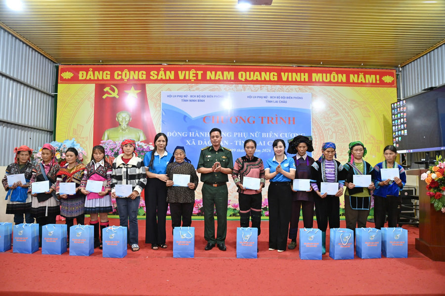 Ánh điện soi đường, nghĩa tình tiếp sức phụ nữ biên cương