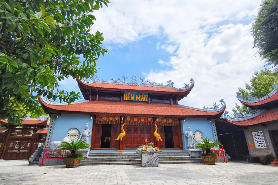 Ngôi đền ở Lào Cai có cột mốc quốc gia nằm trong khuôn viên