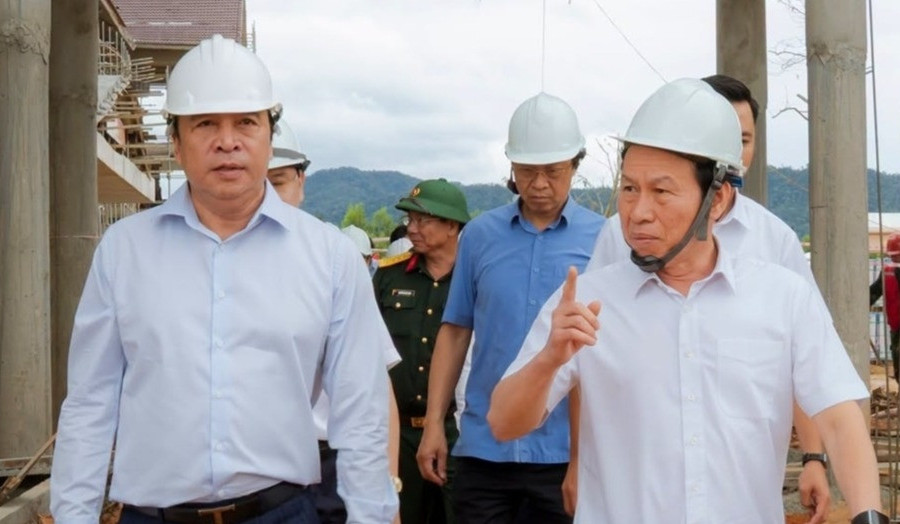 Phó Thủ tướng Lê Tiến Châu kiểm tra trường vùng biên, thăm gia đình chính sách