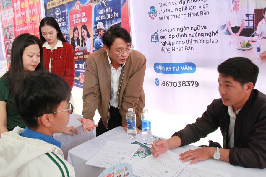 Quảng Ngãi mở rộng cơ hội việc làm cho đồng bào dân tộc thiểu số