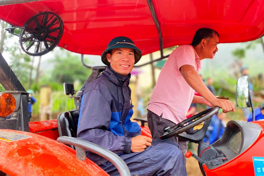 Hành động nghĩa hiệp của người lái máy cày giữa hiện trường lũ quét ngổn ngang