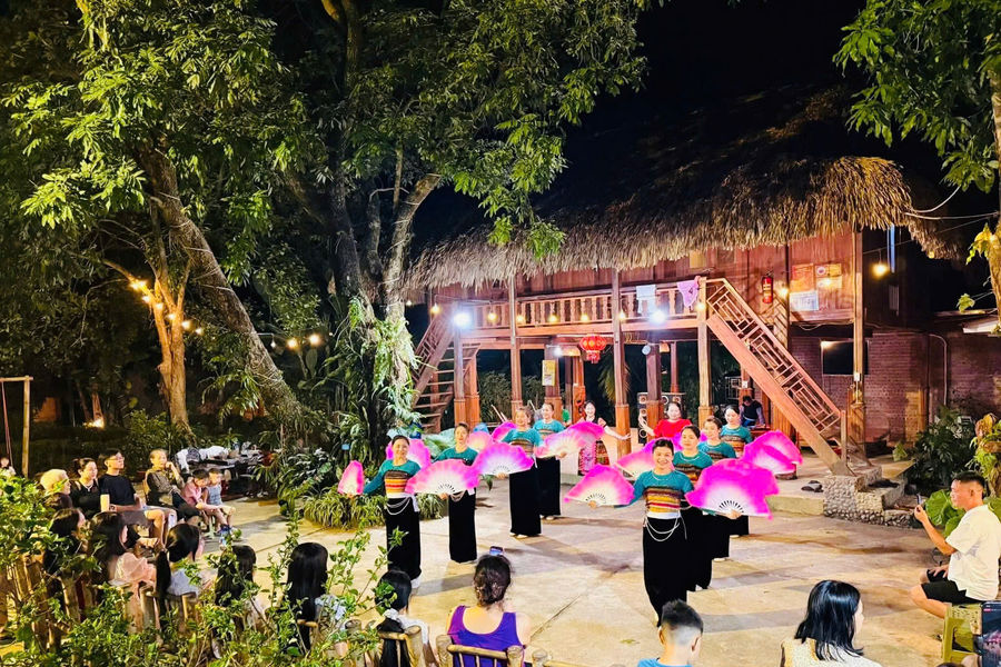 Vì sao nhà sàn người Thái có hai cầu thang