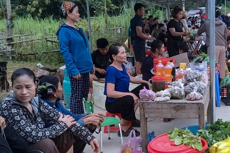 Chợ phiên Tam Văn chiều thứ Năm: Nơi "cây nhà lá vườn" tạo sinh kế bền vững