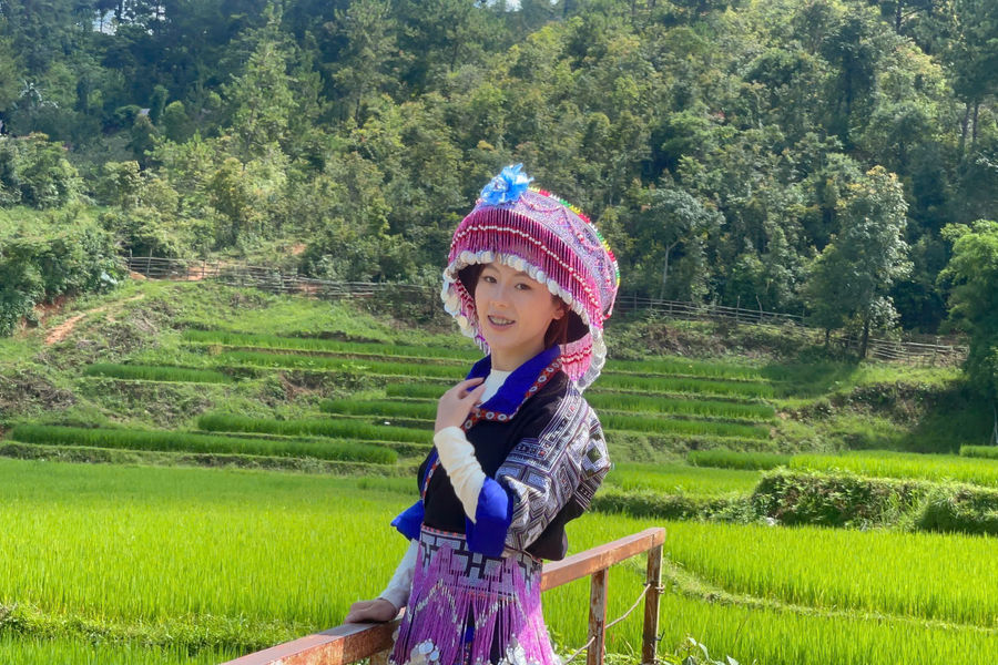 Cô gái Mông gen Z và giấc mơ triệu view từ "thanh âm bản làng"