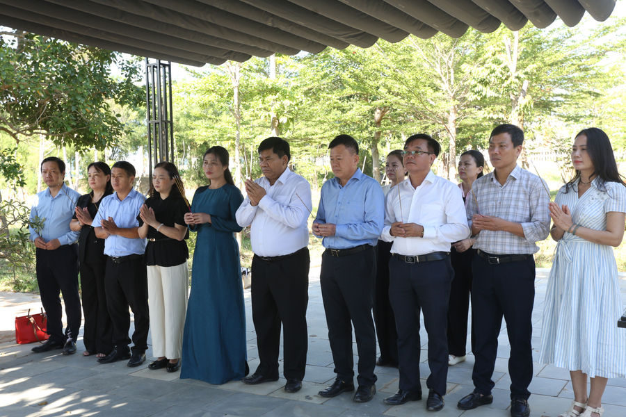 Đoàn công tác Bộ Dân tộc và Tôn giáo dâng hương tưởng niệm các Anh hùng liệt sĩ tại Quảng Trị