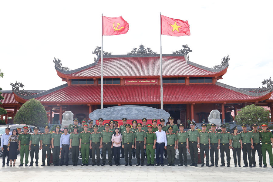 Đoàn đại biểu Bộ Công an tưởng nhớ Anh hùng liệt sĩ, người có công tại tỉnh An Giang